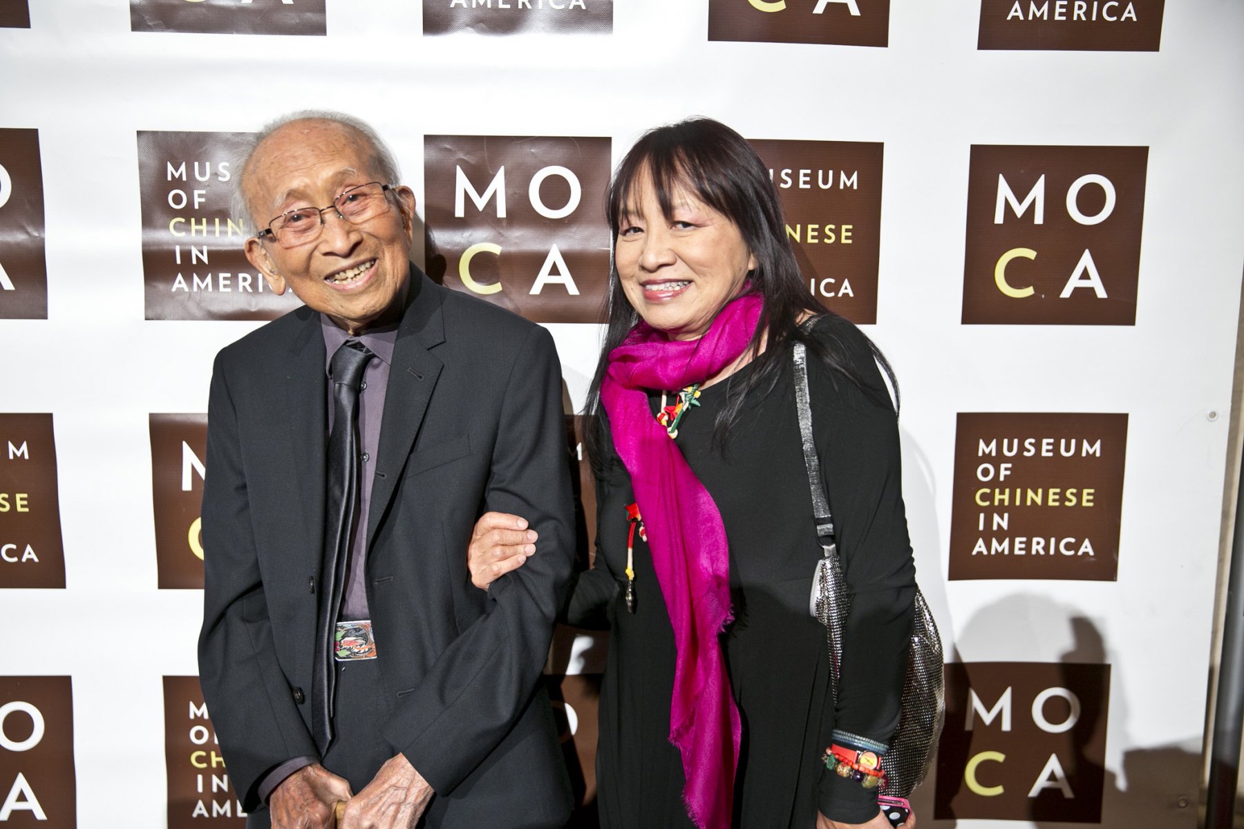 23 September 2019 Posted.
Tyrus Wong (Left) with his daughter Kim (Right) at the 2014 MOCA Gala, Museum of Chinese in America (MOCA) Institutional Archives.
黄齐耀（左）和他的女儿Kim（右）在2014年的MOCA年度传承慈善晚宴上，美国华人博物馆（MOCA）机构档案