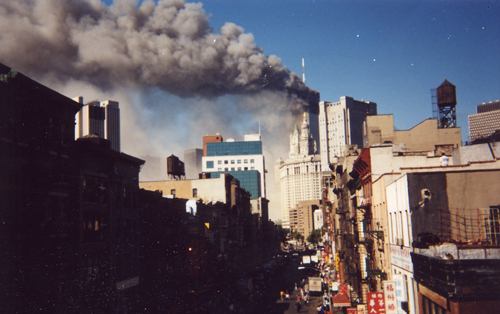 11 September 2019 Posted.
E Broadway from the Manhattan Bridge Walkway on September 11, 2001, photograph by Wai Lum William Man; Museum of Chinese in America (MOCA) Collection. 从曼哈顿大桥步道方向拍摄的百老汇大街，2001年9月11日，照片由Wai Lum William Man拍摄；美国华人博物馆（MOCA）馆藏