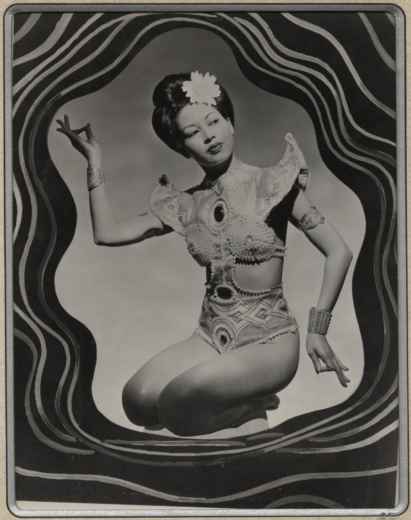 16 May 2019 Posted.
Ming Chu Posing in Costume, Gift of Ming Chu Hohloch, Museum of Chinese in America (MOCA) Collection.
赵明身着演出服的舞姿，赵明捐赠，美国华人博物馆（MOCA）馆藏