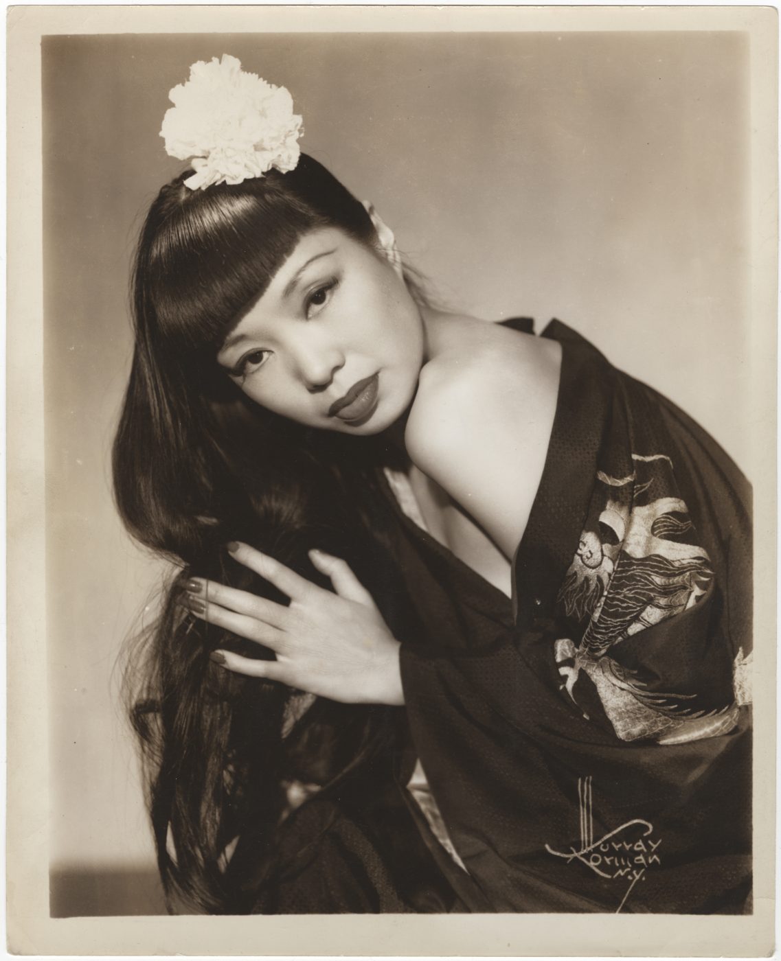 17 May 2019 Posted.
Jadin Wong at Leon & Eddi's NY in 1941, Courtesy of Wally Wong, In memory of Jadin Wong, Museum of Chinese in America (MOCA) Collection.
1941年黄美玉（Jadin Wong）在纽约Leon & Eddi's夜总会，Wally Wong捐赠，纪念Jadin Wong，美国华人博物馆（MOCA）馆藏
