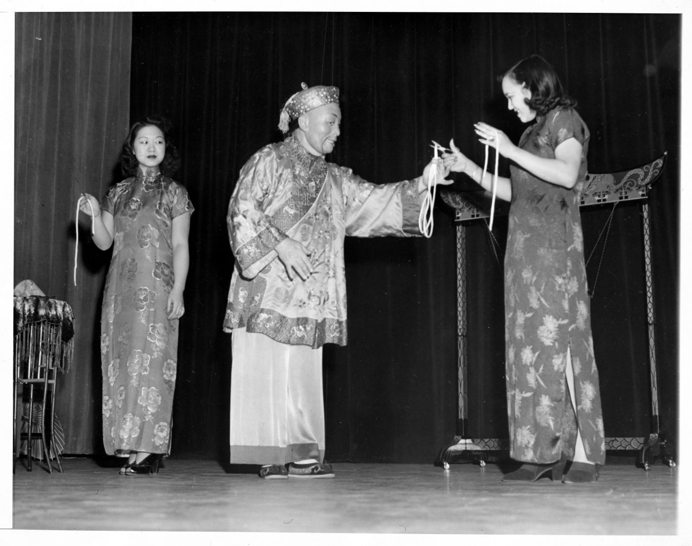 08 October 2019 Posted.
William Arenholz performing as “Foo Ling Yu,” at the Barbizon Plaza Hotel, Courtesy of Elizabeth Ng, Museum of
Chinese in America (MOCA) Collection.
William Arenholz在Barbizon Plaza扮演“Foo Ling Yu”，Elizabeth Ng捐赠，美国华人博物馆（MOCA）馆藏