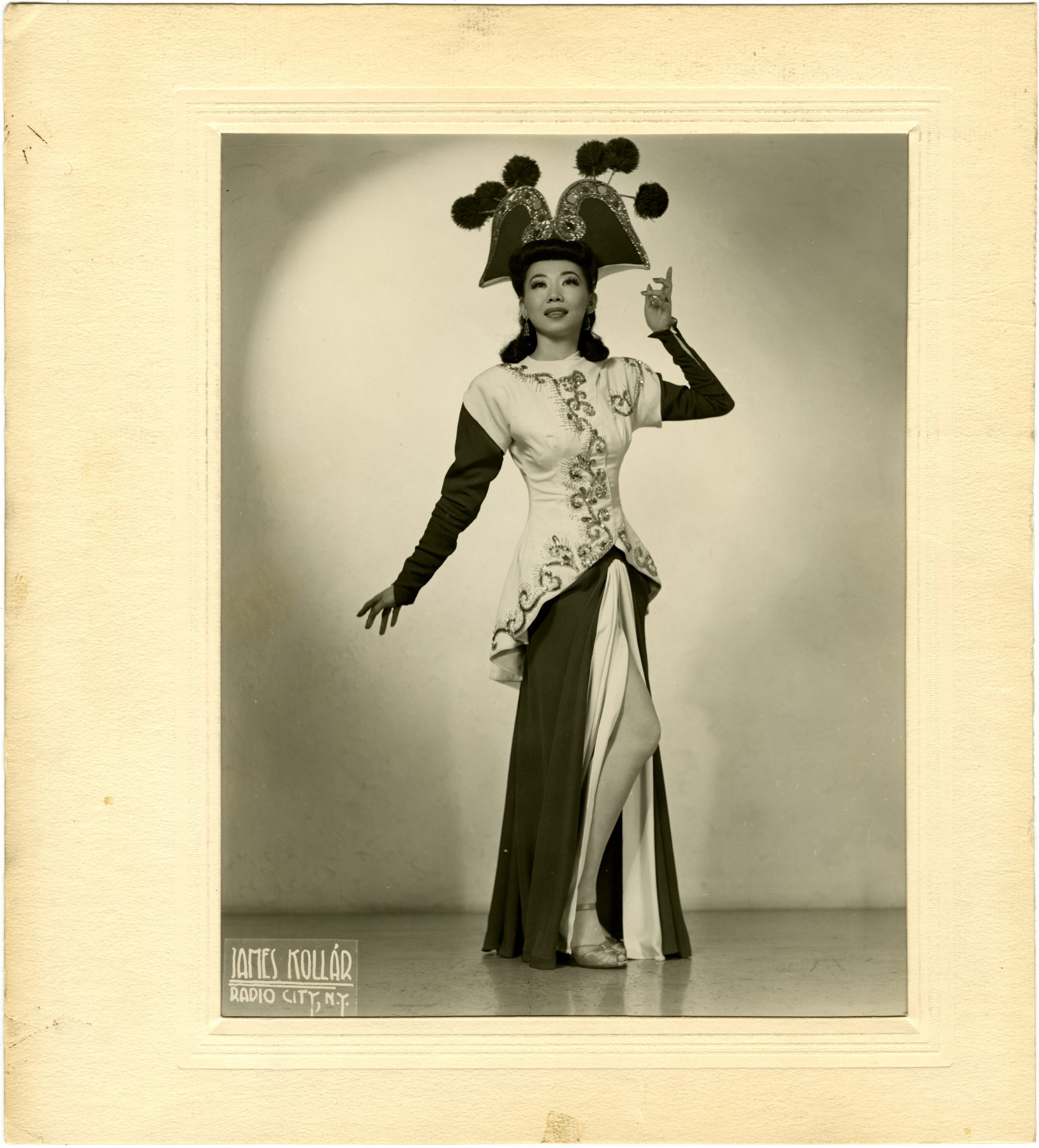15 May 2019 Posted.
Mary Mon Toy in Costume, Courtesy of Marnie Mueller, Museum of Chinese in America (MOCA) Collection.
身着演出服装的Mary Mon Toy，Marnie Mueller捐赠，美国华人博物馆（MOCA）馆藏