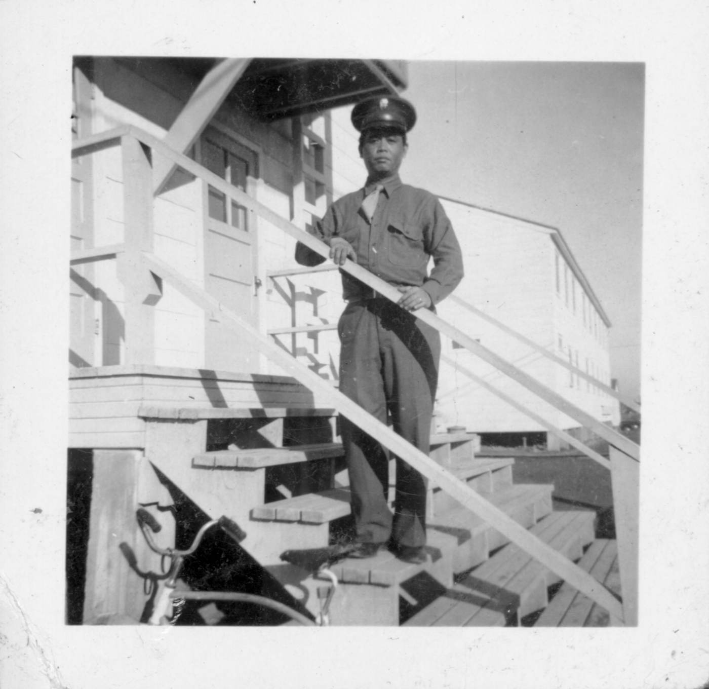 11 April 2019 Posted.
Shuck Wing Chin in uniform standing on the steps to a military barracks. Museum of Chinese in America (MOCA) 111 Mott Street Collection.
身穿军装的甄灼荣站在军营的台阶上。美国华人博物馆（MOCA）勿街111号馆藏档案