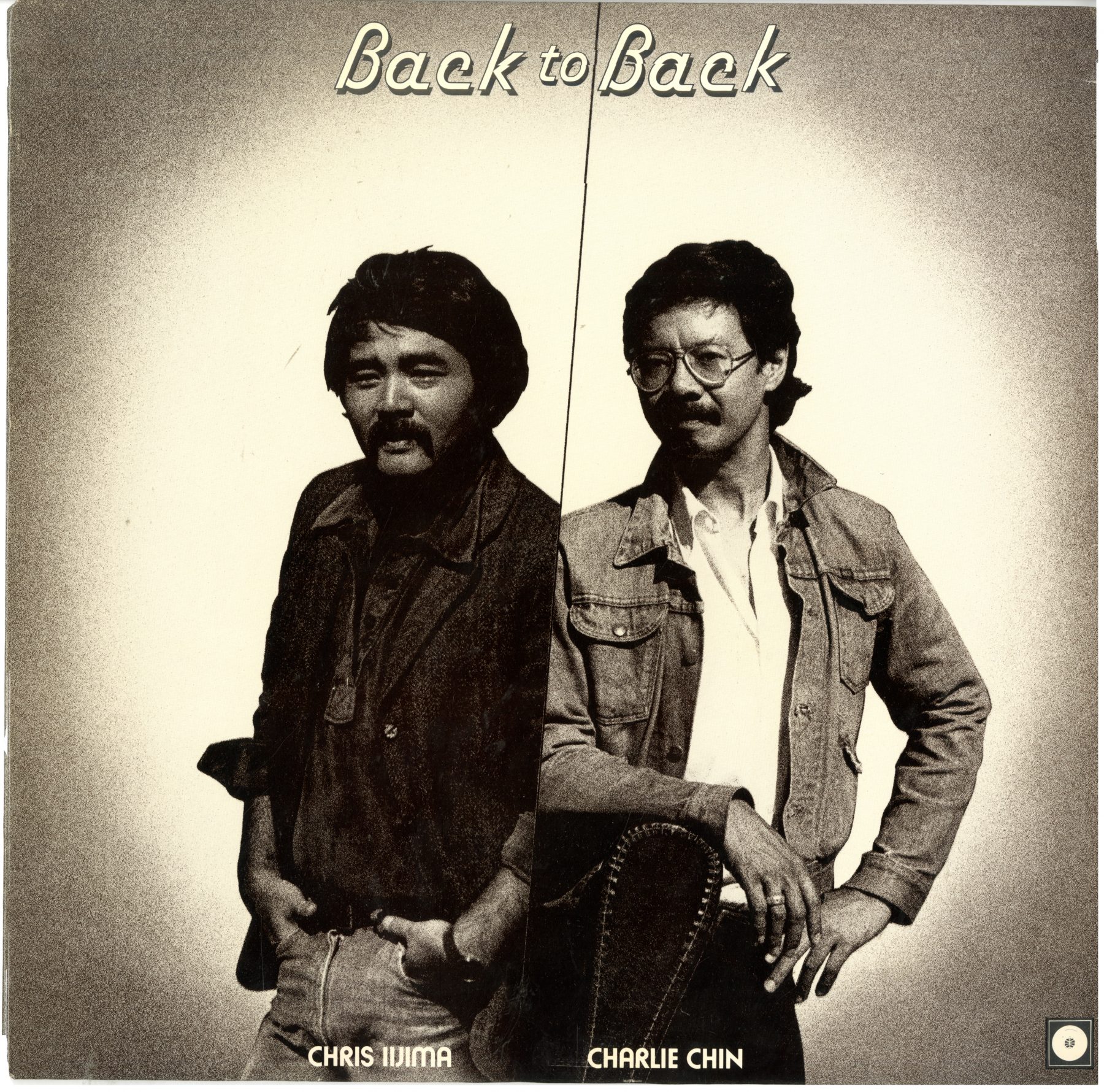 21 May 2019 Posted.
Chris Iijima & Charlie Chin on the Cover of Album Back to Back, Courtesy of Henry Chu, Museum of Chinese in America (MOCA) Collection.
克里斯·饭岛和陈建文在专辑《背靠背》封面上，Henry Chu捐赠，美国华人博物馆（MOCA）馆藏