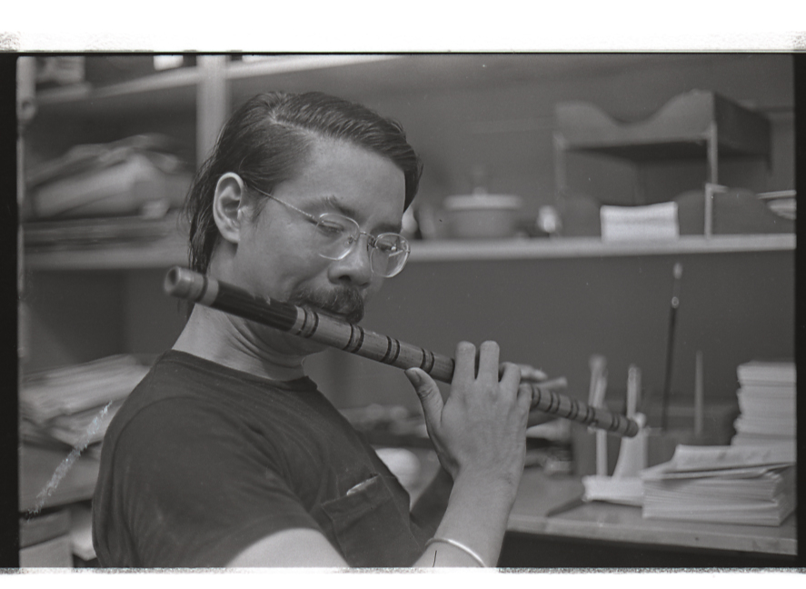 20 May 2019 Posted.
Charlie Chin playing the flute, Courtesy of Henry Chu, Museum of Chinese in America (MOCA) Collection.
陈健文在吹长笛，Henry Chu捐赠，美国华人博物馆（MOCA）馆藏