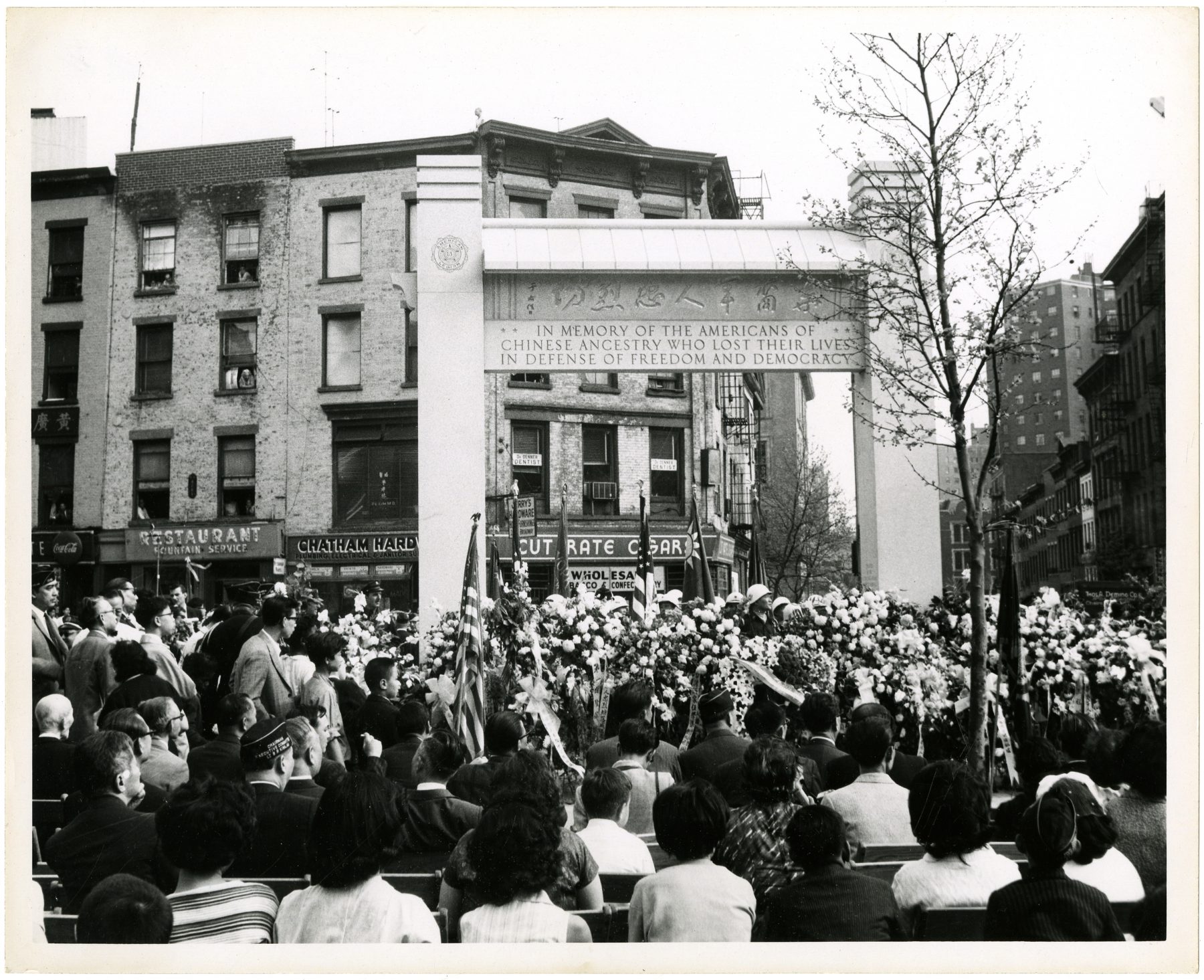 27 May 2019 Posted. Kimlau Memorial Arch dedication ceremony, Courtesy of the Lee Family, Museum of Chinese in America (MOCA) Collection. 金劳纪念碑坊庄重的纪念仪式，李锦沛家族捐赠，美国华人博物馆（MOCA）馆藏