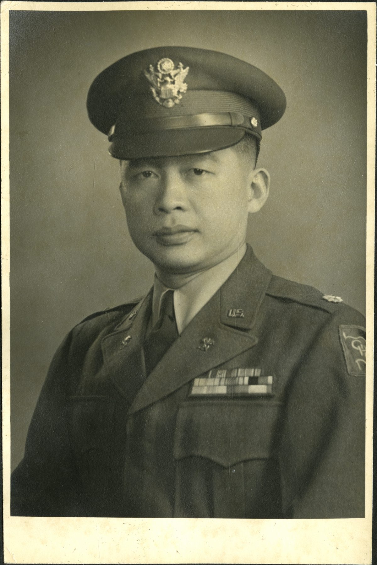 21 October 2019 Posted.
Ernest Eng in uniform; Courtesy of Eng Family, Museum of Chinese in America (MOCA) collection.
身着军装的Ernest Eng；Eng家捐赠，
美国华人博物馆（MOCA）馆藏