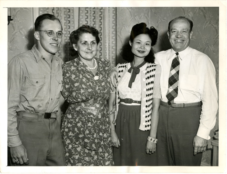 16 July 2019 Posted.
EX-GI And Chinese Bride Welcomed Home, a black-and-white press photo taken by ACME, a newspaper firm on Sept. 4th, 1946, Courtesy of Roy Delbyck, Museum of Chinese in America (MOCA) Collection.
美国复员军人和他的中国新娘，欢迎回家，一张1946年9月4日ACME报纸的黑白新闻照片,Roy Delbyck捐赠，美国华人博物馆（MOCA）馆藏