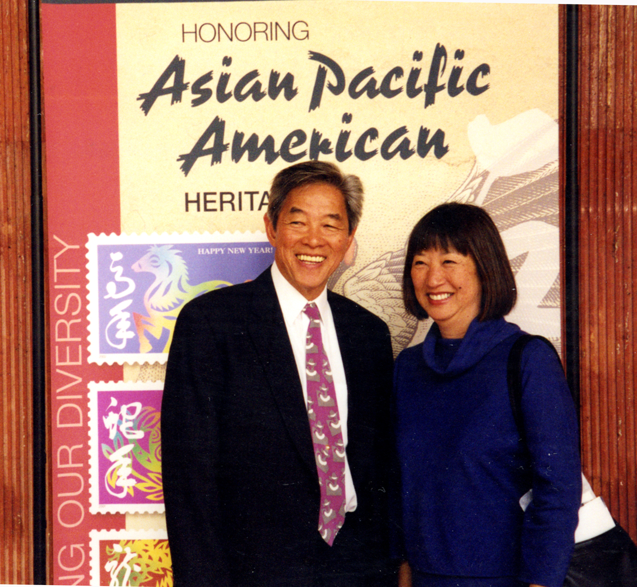 31 July 2019 Posted.
Rooster Stamp Reception, San Francisco May 1993, Clarence Lee and his wife Elsa Lee; Courtesy of Elsa Lee, Museum of Chinese in America (MOCA) Collection. 鸡年邮票发行酒会，1993年5月旧金山，李健文和妻子Elsa Lee；Elsa Lee捐赠，美国华人博物馆（MOCA）馆藏