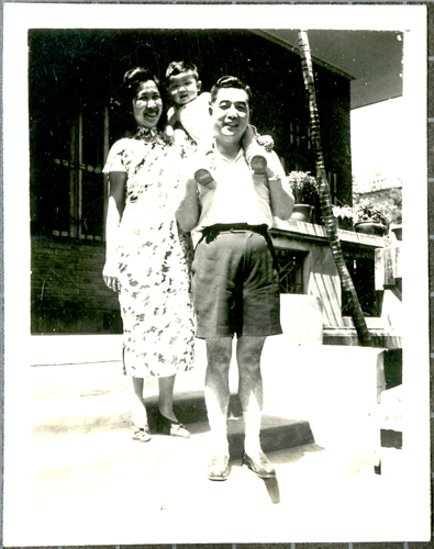 17 June 2019 Posted.
A rare photo of Mae, Ted, and Ho all together in Hong Kong, 1949, shortly before their separation; Courtesy of Ted Chao, Museum of Chinese in America (MOCA) Collection. 
1949年Mae, Ted, and Ho一家三口在香港的珍贵照片，不久之后他们就分开了。Ted Chao捐赠，美国华人博物馆（MOCA）馆藏