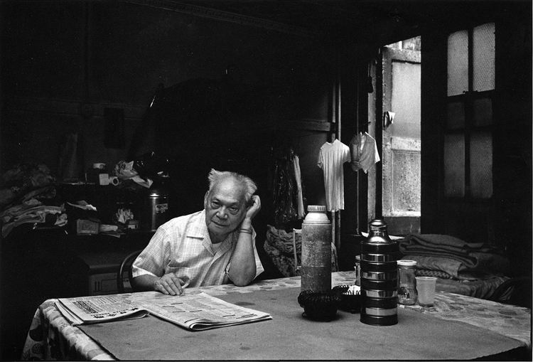 10 April 2019 Posted.
A man reading the newspaper at a Bachelor Apartment.
Photograph taken by Bud Glick, Museum of Chinese in America (MOCA) Collection.
一位老人在他的单身汉公寓里看报纸。Bud Glick拍摄，美国华人博物馆（MOCA）馆藏