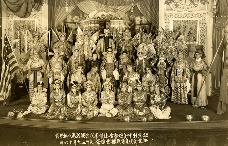 06 May 2019 Posted.
Fundraising Performance for Recovering the Barwo Artists Association of Kwangtung (Cantonese Opera Academy), July 16th, 1946, MOCA CMTA Collection.
纽约新中美班暨全体优界联合演戏为八和粤剧协进会复原筹款摄影留念，1946年7月16日。美国华人博物馆（MOCA）中国音乐剧社（CMTA）馆藏