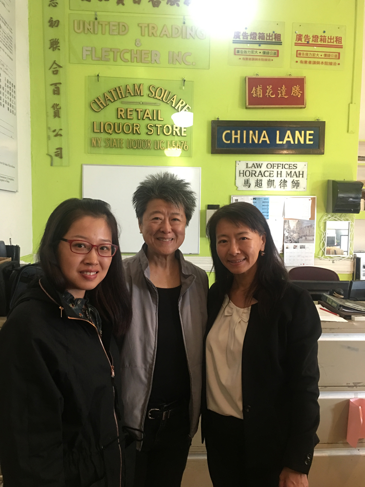 26 June 2019 Posted.
Helen Zia (in the middle) visited MOCA Collections & Research Center, with Yue Ma (on the right), the Director of Collections & Research, and a student intern (on the left). Museum of Chinese in America (MOCA) Institutional Archives.
谢汉兰（中）访问MOCA馆藏研究中心与中心主任马越（右）和实习生（左）合影，美国华人博物馆（MOCA）机构档案