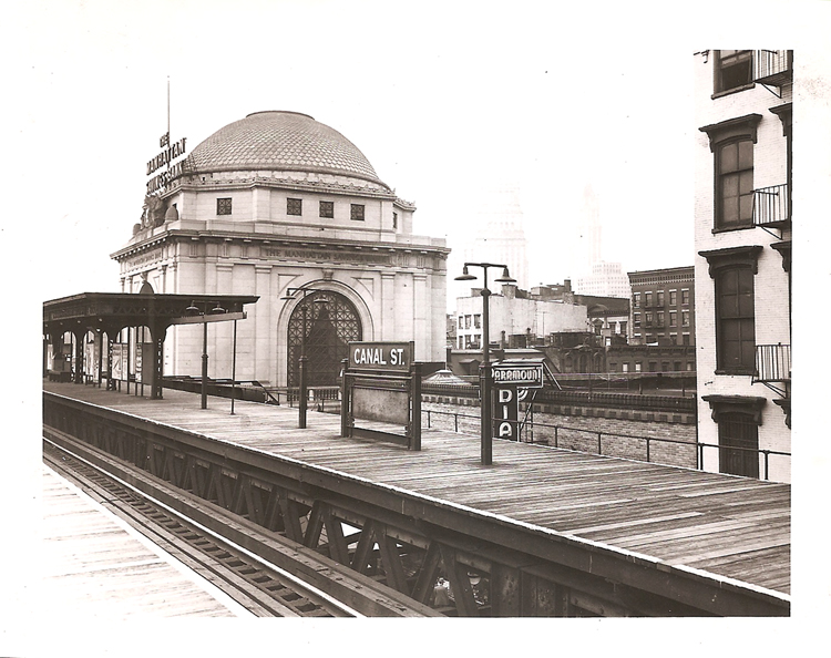 27 June 2019 Posted.
The Manhattan Savings Bank, Third Avenue Elevated Line, Canal Street, October 17, 1951. Courtesy of Eric Y. Ng, Museum of Chinese in America (MOCA) Collection.
曼哈顿储蓄银行，第三大道高架铁路线，坚尼街站，1951年10月17日，伍锐贤捐赠，美国华人博物馆（MOCA）馆藏