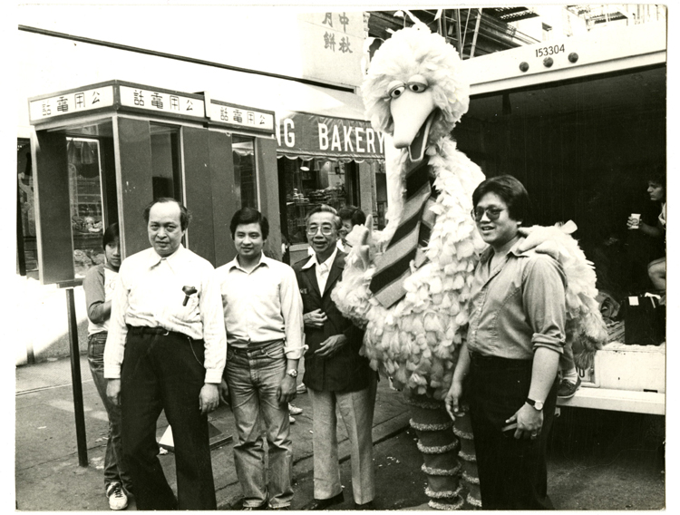 02 July 2019 Posted.
Big Bird in China Filming, June 6th, 1982, Photograph taken by Emile Bocian, Museum of Chinese in America (MOCA) Collection.
《大鸟在中国》在纽约唐人街录制，1982年6月6日，包信拍摄，美国华人博物馆（MOCA）馆藏