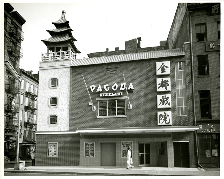11 July 2019 Posted.
The Pagoda Theater, 11 East Broadway, 1964. Courtesy of the Lee Family, Museum of Chinese in America (MOCA) Collection.
金都戏院，东百老汇大道11号，1964年，李锦沛家族捐赠，美国华人博物馆（MOCA）馆藏