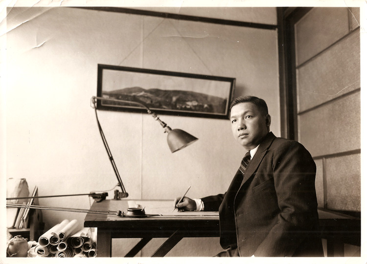 12 July 2019 Posted.
Poy Gum Lee at a drafting table, Courtesy of the Lee Family, Museum of Chinese in America (MOCA) Collection.
李锦沛坐在绘图桌旁，李锦沛家族捐赠，美国华人博物馆（MOCA）馆藏