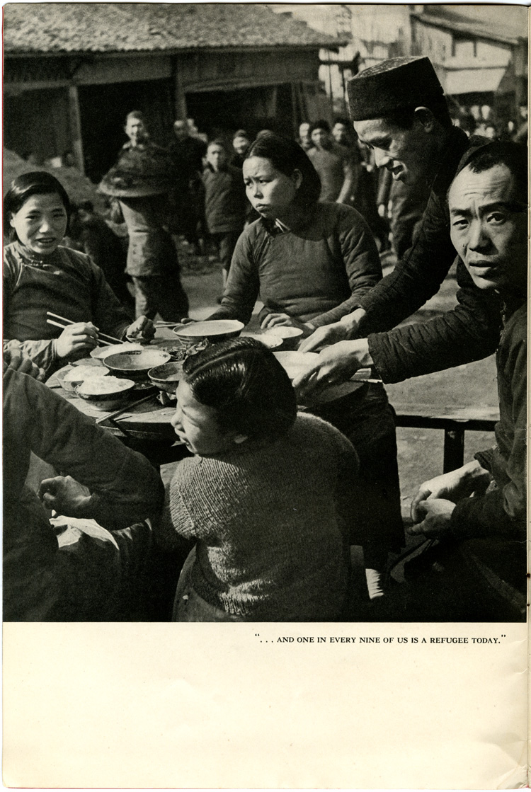 19 July 2019 Posted. 
An image page in What Li Wen Saw"… AND ONE IN EVERY NINE OF US IS A REFUGEE TODAY." Courtesy of Roy Delbyck, Museum of Chinese in America (MOCA) Collection.
《What Li Wen Saw》书中的图片页“……今天我们每九个人当中就有一个是难民。”Roy Delbyck捐赠，美国华人博物馆（MOCA）馆藏