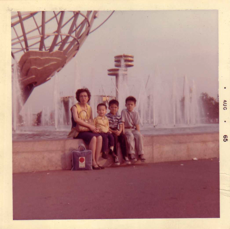 01 August 2019 Posted.
Yee Family at the world’s fair, August 1965, Courtesy of Jennifer Lee, Museum of Chinese in America (MOCA) Collection.
Yee家在世界博览会，1965年8月，Jennifer Lee捐赠，美国华人博物馆（MOCA）馆藏