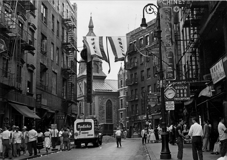 02 August 2019 Posted.
Mott Street with the Transfiguration Church in the background, Courtesy of Oscar Y. Ho, Museum of Chinese in America (MOCA) Collection.
勿街街景，天主教显圣容堂在街的尽头，Oscar Y. Ho捐赠，美国华人博物馆（MOCA）馆藏