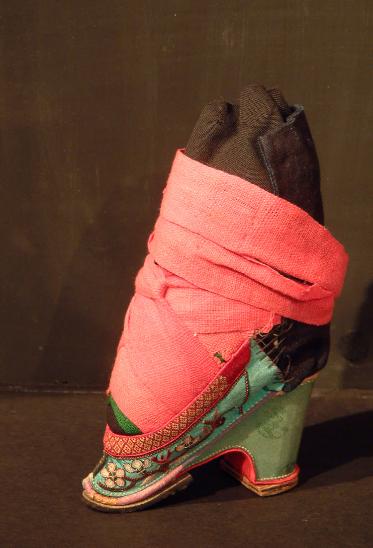 12 August 2019 Posted.
Bound feet shoe, embroidered fabric w/ wooden, concave heel and leather sole, pointed toe. Courtesy of Cora May Chin, Museum of Chinese in America (MOCA) Collection.
弓鞋,绣花鞋面,木制鞋底,高跟皮垫,尖头。Cora May Chin捐赠,美国华人博物馆(MOCA)馆藏
