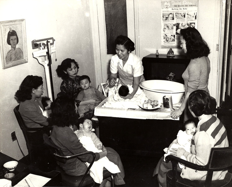 20 August 2019 Posted.
Community Service Society public health nurse Mrs. Mooie Eng demonstrates the proper ways of bathing a baby. 1954, Courtesy of Mooie Eng, Museum of Chinese in America (MOCA) Collection.
社区服务社会公共健康护士Mooie Eng女士示范给婴儿洗澡的正确方式，1954年，Mooie Eng捐赠，美国华人博物馆（MOCA）馆藏