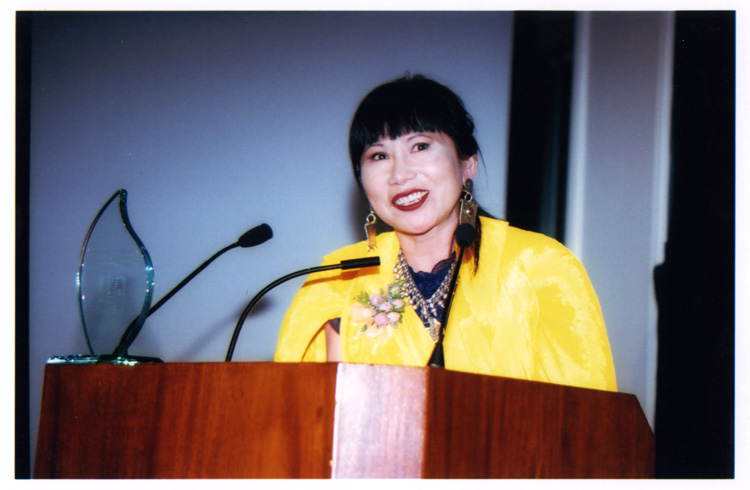 21 August 2019 Posted.
Amy Tan at MOCA’s 2000 Legacy Gala, Museum of Chinese in America (MOCA) Institutional Collection.
谭恩美在MOCA2000年度传承颁奖晚宴上，美国华人博物馆（MOCA）机构档案