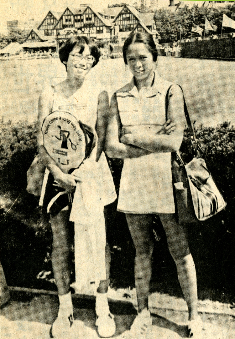 26 August 2019 Posted.
Marcie (left) and Maureen “Peanut” Louie (right) at the US Open at Forest Hills Stadium, 1977, Photograph taken by Emile Bocian, Museum of Chinese in America (MOCA) collection.
Marcie（左）和Maureen “Peanut” Louie（右）在1977年在Forest Hills体育场举行的美国公开赛上，照片由包信拍摄，美国华人博物馆（MOCA）馆藏