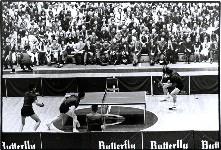 28 August 2019 Posted. The Chinese Ping Pong Delegation playing in an exhibition match
at Stanford University, April 28, 1972. Courtesy of Connie Hwang, Museum of Chinese in America (MOCA) Collection.
中国乒乓球代表团在斯坦福大学的表演赛，1972年4月28日，
Connie Hwang捐赠，美国华人博物馆（MOCA）馆藏