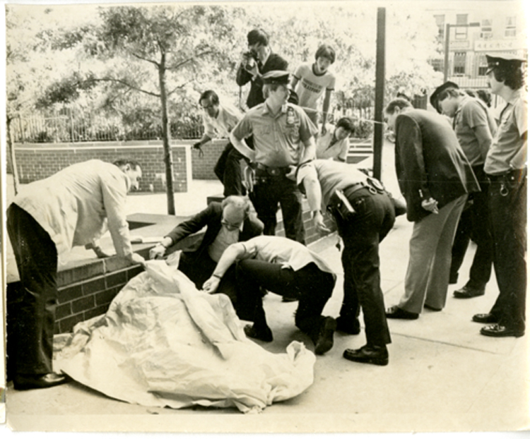 04 September 2019 Posted.
Aftermath of gang violence at Confucius Plaza, 1981, Photograph taken by Emile Bocian, Museum of Chinese in America (MOCA) Collection.
1981年，孔子大厦，帮派斗殴之后，包信摄影，美国华人博物馆（MOCA）馆藏