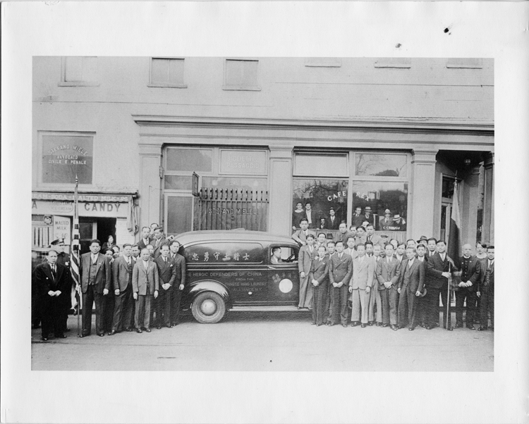 05 September 2019 Posted.
Chinese Hand Laundry Alliance in front of an ambulance being donated to China, 1939, Museum of Chinese in America (MOCA) Collection.
1939年，纽约华侨衣馆联合会在他们捐赠给中国的救护车前合影，美国华人博物馆（MOCA）馆藏