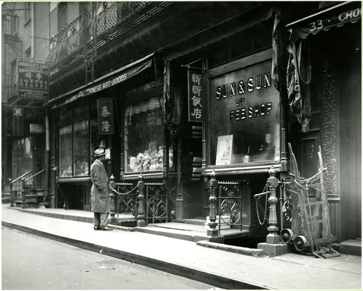 10 September 2019 Posted.
Tai Lung Co. Chinese Art Goods store front (left) with Harold L. Lee Agent sign hanging above, Courtesy of Eric Y. Ng, Museum of Chinese in America (MOCA) Collection.
泰隆中国艺术品商店门前（照片左侧），李联公司的招牌挂在上方，Eric Y. Ng捐赠，美国华人博物馆（MOCA）馆藏