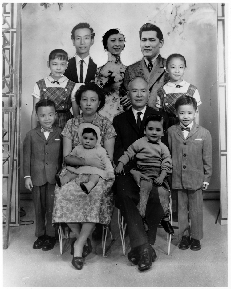 20 September 2019 Posted.
Composite photo of the Low Family, Museum of Chinese in America (MOCA) Collection.
刘家的拼接照片，美国华人博物馆（MOCA）馆藏