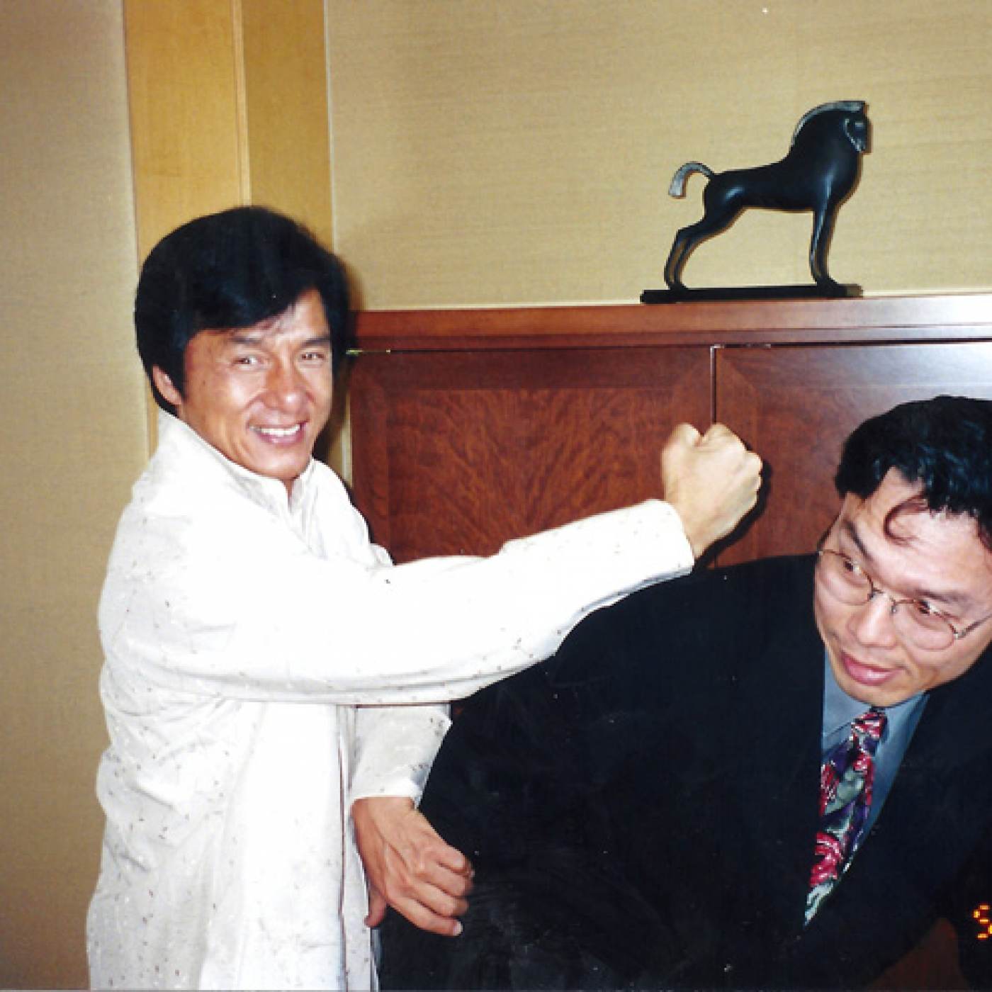 30 September 2019 Posted.
Jackie Chan and MOCA Co-Founder Jack Tchen, in 2000 during the time of MOCA Legacy Award Gala, Museum of Chinese in America (MOCA) Institutional Archives
成龙与MOCA创始人陈国维在2000年MOCA年度传承颁奖晚宴活动期间，美国华人博物馆（MOCA）机构档案