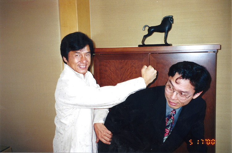 30 September 2019 Posted.
Jackie Chan and MOCA Co-Founder Jack Tchen, in 2000 during the time of MOCA Legacy Award Gala, Museum of Chinese in America (MOCA) Institutional Archives
成龙与MOCA创始人陈国维在2000年MOCA年度传承颁奖晚宴活动期间，美国华人博物馆（MOCA）机构档案