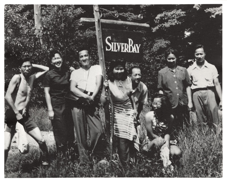 04 October 2019 Posted.
Group in Front of Silver Bay Sign, Courtesy of Paul Louie, Museum of Chinese in America (MOCA) Collection.
在银湾牌子前的合影，Paul Louie捐赠，美国华人博物馆（MOCA）馆藏