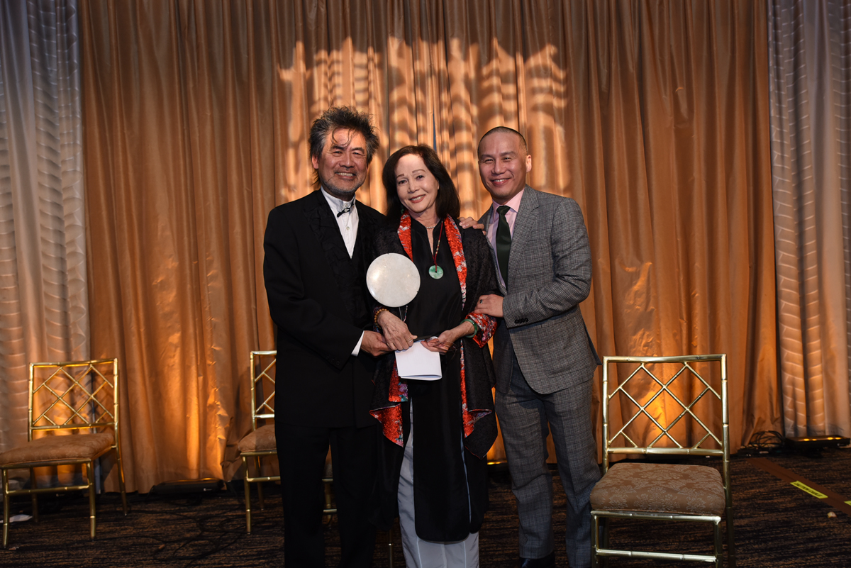 16 October 2019 Posted. David Henry Hwang (left) with Nancy Kwan and BD Wong at MOCA’s 2015 Gala, Museum of Chinese in America (MOCA) Institutional Archives.
黄蛰伦（左）与关家蒨、黄荣亮在2015年MOCA年度传承大奖颁奖晚宴上，美国华人博物馆（MOCA）机构档案