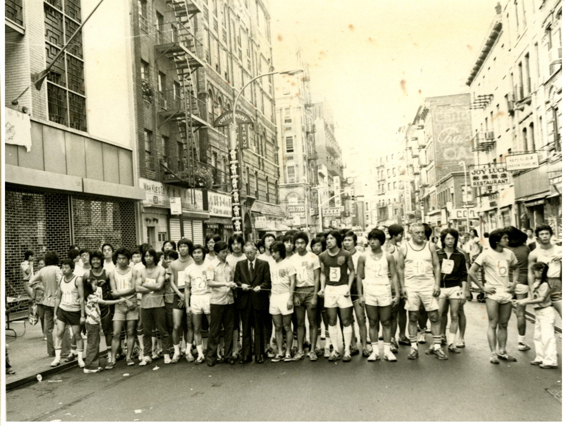 02 April 2019 Posted.
New York Chinatown Mini-Marathon, 1977.
Photographs taken by Emile Bocian, Museum of Chinese in America (MOCA) Collection.
纽约华埠迷你马拉松赛事，1977年。照片由Emile Bocian（包信）拍摄，美国华人博物馆（MOCA）馆藏