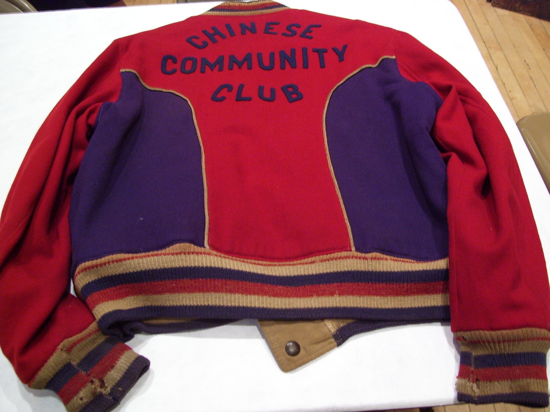 02 October 2019 Posted. 
CCC sponsored basketball team jacket, ca. 1960, Courtesy of Tim Tsang, Museum of Chinese in America (MOCA) Collection.
由华人社区俱乐部支持的篮球队夹克衫，大约1960年，Tim Tsang捐赠，美国华人博物馆（MOCA）馆藏