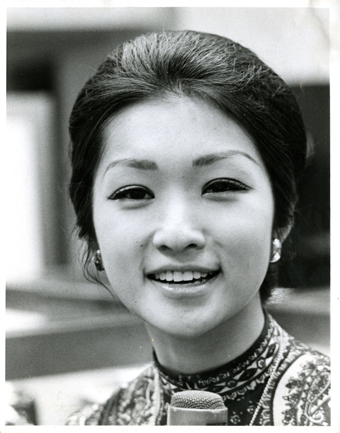 22 August 2019 Posted.
Connie Chung Publicity Photo; Museum of Chinese in America (MOCA) Emile Bocian Collection.
宗毓华宣传照片；美国华人博物馆（MOCA）包信档案