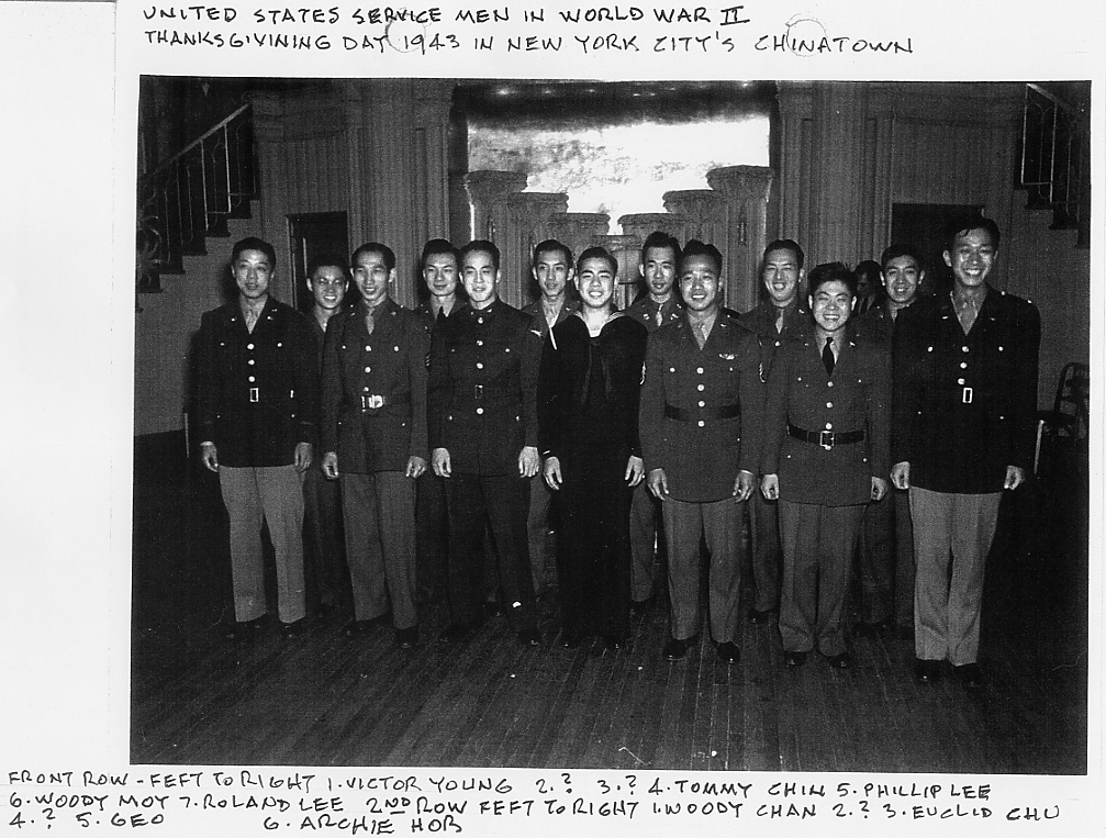 2001.030.001 US Servicemen’s Thanksgiving Day, 1943, Courtesy of Howard Chan, Jr., Museum of Chinese in America (MOCA) Collection. 1943年美国军人的感恩节, 由 Howard Chan, Jr. 提供，美国华人博物馆 (MOCA) 馆藏