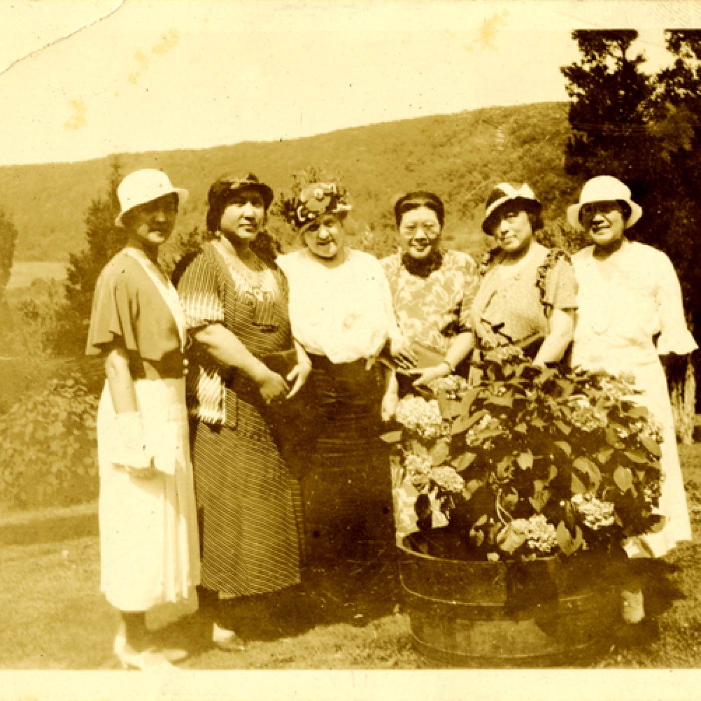 2015.037.199 Grace Typond, Douglas Chu's great-grandmother, is on the right. The other women are unidentified. Date unknown. Courtesy of Douglas J. Chu, Museum of Chinese in America (MOCA) Collection. 右边是Douglas Chu 的曾祖母 Grace Typond 。其他女性身份不详。日期不详。由Douglas J. Chu捐赠，美国华人博物馆 (MOCA) 馆藏。