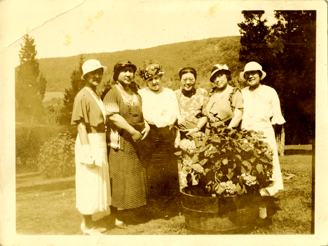 2015.037.199 Grace Typond, Douglas Chu's great-grandmother, is on the right. The other women are unidentified. Date unknown. Courtesy of Douglas J. Chu, Museum of Chinese in America (MOCA) Collection. 右边是Douglas Chu 的曾祖母 Grace Typond 。其他女性身份不详。日期不详。由Douglas J. Chu捐赠，美国华人博物馆 (MOCA) 馆藏。