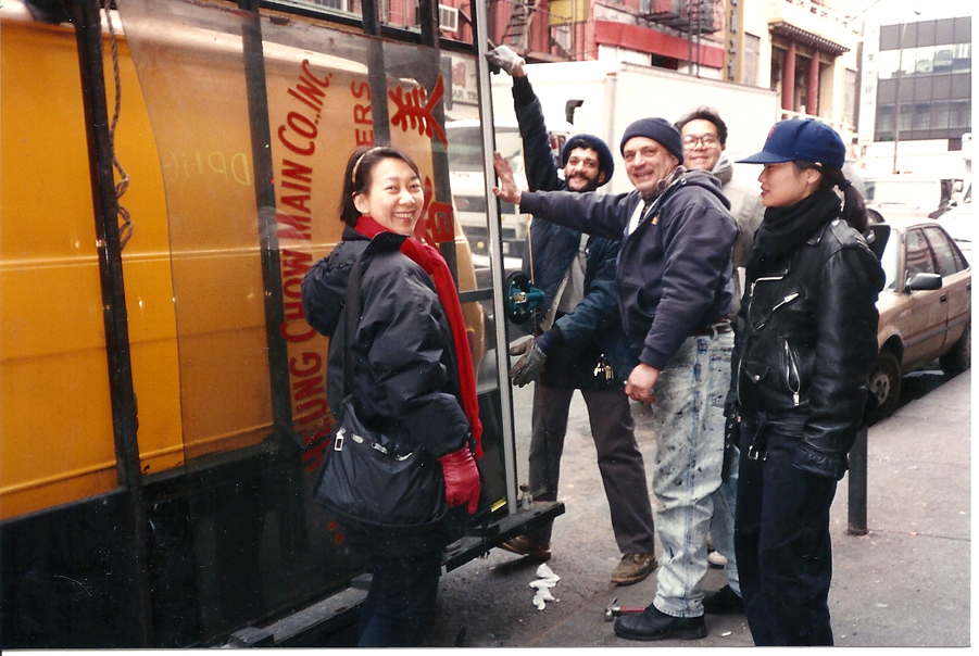 1992.005.029 Fay Chew Matsuda and MOCA staff saving a sign from Mee Heung Chow Main Company, once located at 75 Mott Street. Photograph taken by Leh-Chyum Lin on February 13, 1992. Museum of Chinese in America (MOCA) Collection. 陈丽妃和 MOCA 工作人员正在保存美香面行的招牌，该公司曾经位于勿街75号。 照片由Leh-Chyum Lin 于 1992 年 2 月 13 日拍摄，美国华人博物馆 (MOCA) 馆藏。