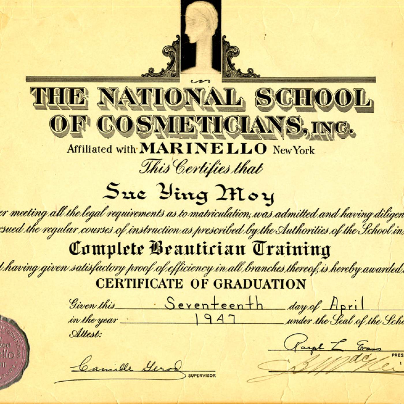 2003.019.015 A beautician school graduation certificate issued to Sue Ying Moy by the National School of Cosmeticians affiliated with Marinello New York (Schools of Beauty, founded 1905). Issued on April 17, 1947. Courtesy of Elaine Gim, Museum of Chinese in America (MOCA) Collection. 由隶属于纽约州马里内洛的国立美容师学院（美容学院，成立于 1905 年）颁发给 Sue Ying Moy 的美容师学校毕业证书。 1947 年 4 月 17 日发放。由Elaine Gim 捐赠，美国华人博物馆 (MOCA) 馆藏。