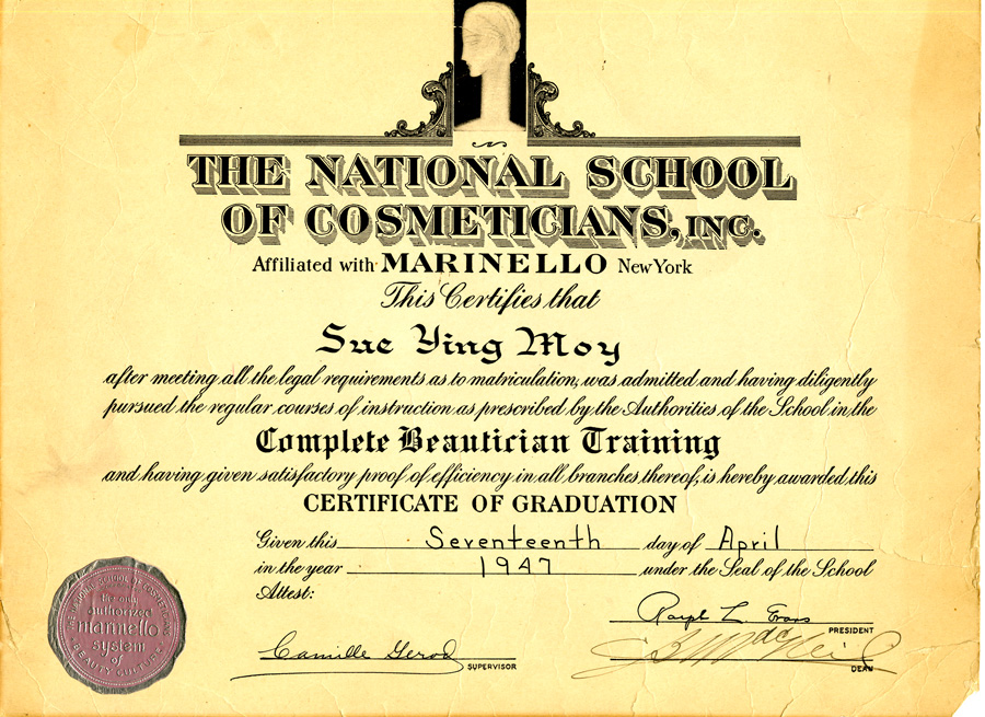 2003.019.015 A beautician school graduation certificate issued to Sue Ying Moy by the National School of Cosmeticians affiliated with Marinello New York (Schools of Beauty, founded 1905). Issued on April 17, 1947. Courtesy of Elaine Gim, Museum of Chinese in America (MOCA) Collection. 由隶属于纽约州马里内洛的国立美容师学院（美容学院，成立于 1905 年）颁发给 Sue Ying Moy 的美容师学校毕业证书。 1947 年 4 月 17 日发放。由Elaine Gim 捐赠，美国华人博物馆 (MOCA) 馆藏。