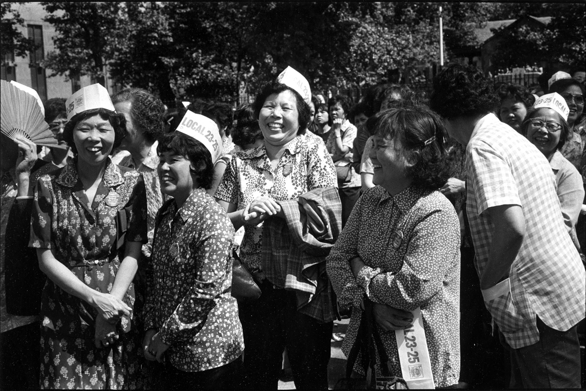 2005.009.002 唐人街哥伦布公园服装工人罢工和集会的妇女。照片由 Paul Calhoun 拍摄，1982 年。美国华人博物馆 (MOCA) 馆藏。