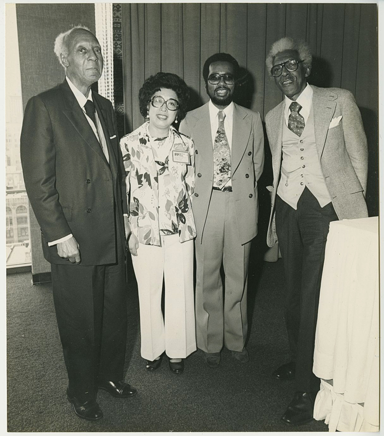 Dr. Betty Lee Sung with civil rights and labor activists A. Philip Randolph, Bayard Rustin, and Ernest Green at the 8th annual conference of the AFL-CIO Civil Rights Department’s Recruitment and Training Program held in March of 1976. Courtesy of Dr. Betty Lee Sung, Museum of Chinese in America (MOCA) Collection.
1976 年 3 月，宋李瑞芳博士与民权和劳工活动家 A. Philip Randolph、Bayard Rustin 和 Ernest Green 在 AFL-CIO 民权部招募和培训计划的第 8 届年度会议上。由宋李瑞芳博士捐赠, 美国华人博物馆 (MOCA) 馆藏。