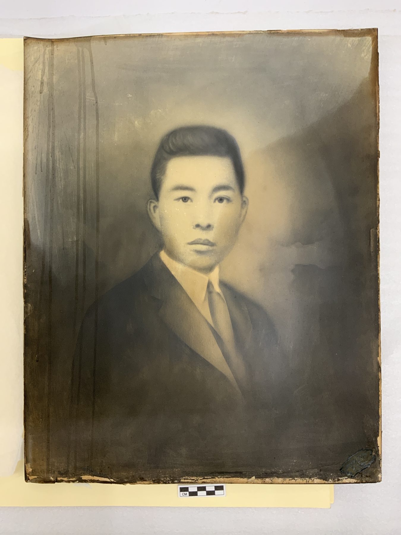 2006.203.824 蜡笔肖像，可能是陈氏家族成员，约1860 年代至 1910 年代。由谢陈雪瑛捐赠，美国华人博物馆 (MOCA) 馆藏。