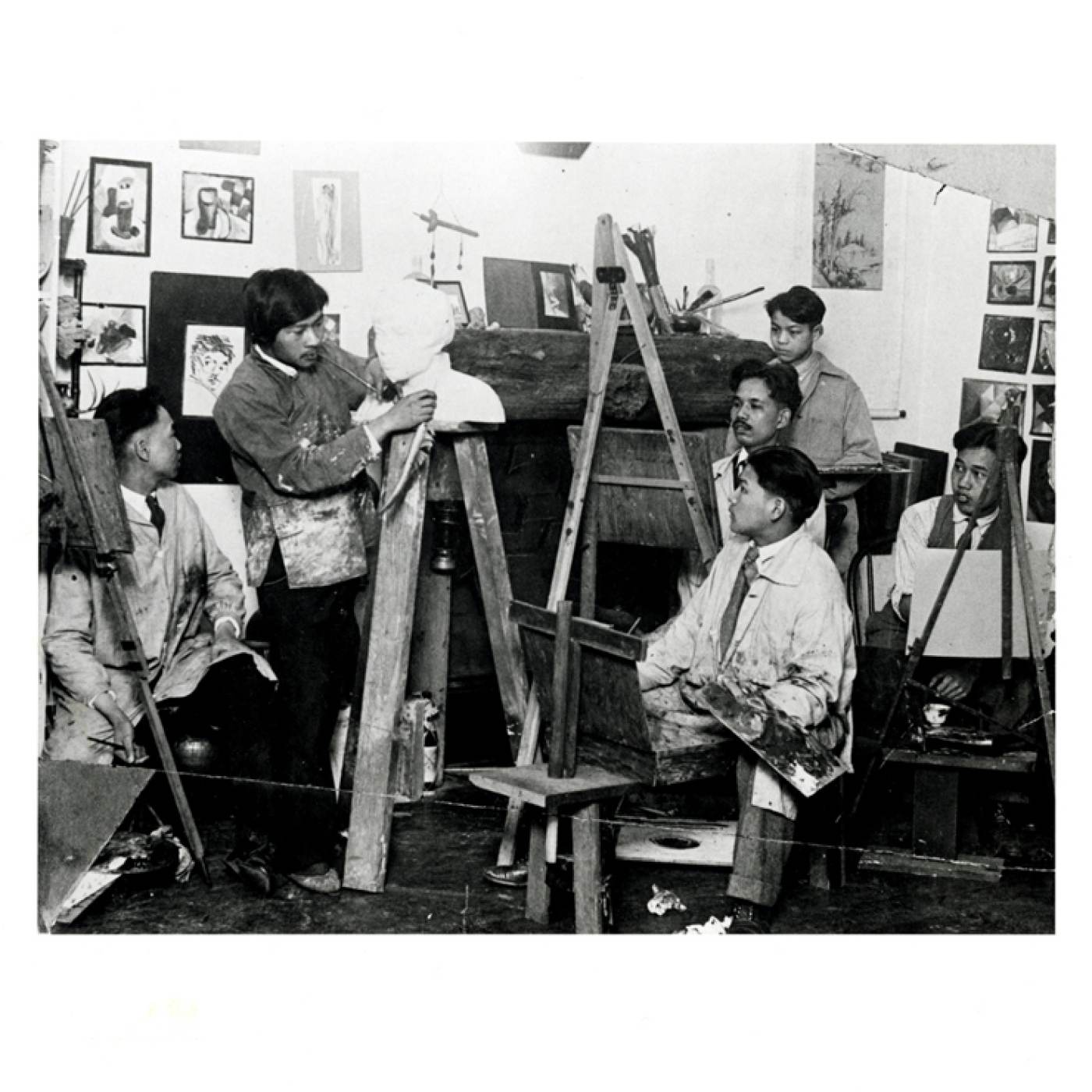 The one known existing photograph of the Chinese Revolutionary Artists’ Club, formed in San Francisco Chinatown in 1926. Modernist painter Yun Gee, the club’s most famous member, is shown using a bust to give an art lesson to attentive members seated in front of easels. Museum of Chinese in America (MOCA) Collection. 中国革命艺术家俱乐部现存的一张已知照片，于1926 年在旧金山唐人街成立。现代主义画家Yun Gee是俱乐部最著名的成员，他用半身像给坐在画架前的认真听课的成员上艺术课。美国华人博物馆（MOCA）馆藏。